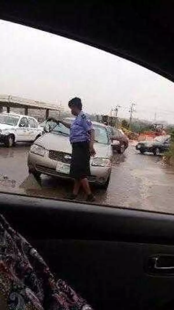Oyo State First Lady Honours Female Police Officer Spotted Controlling Traffic In The Rain